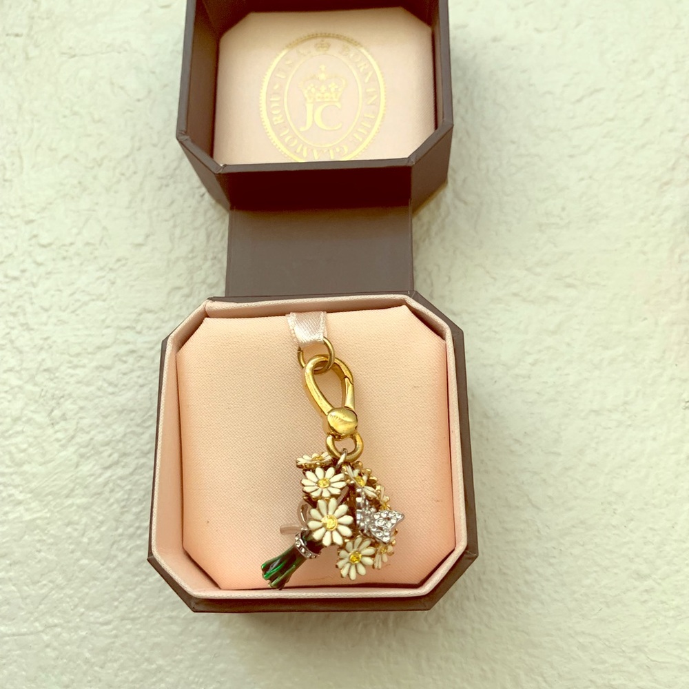 ⛔️SOLD⛔️Juicy Couture Daisy Bouquet Charm